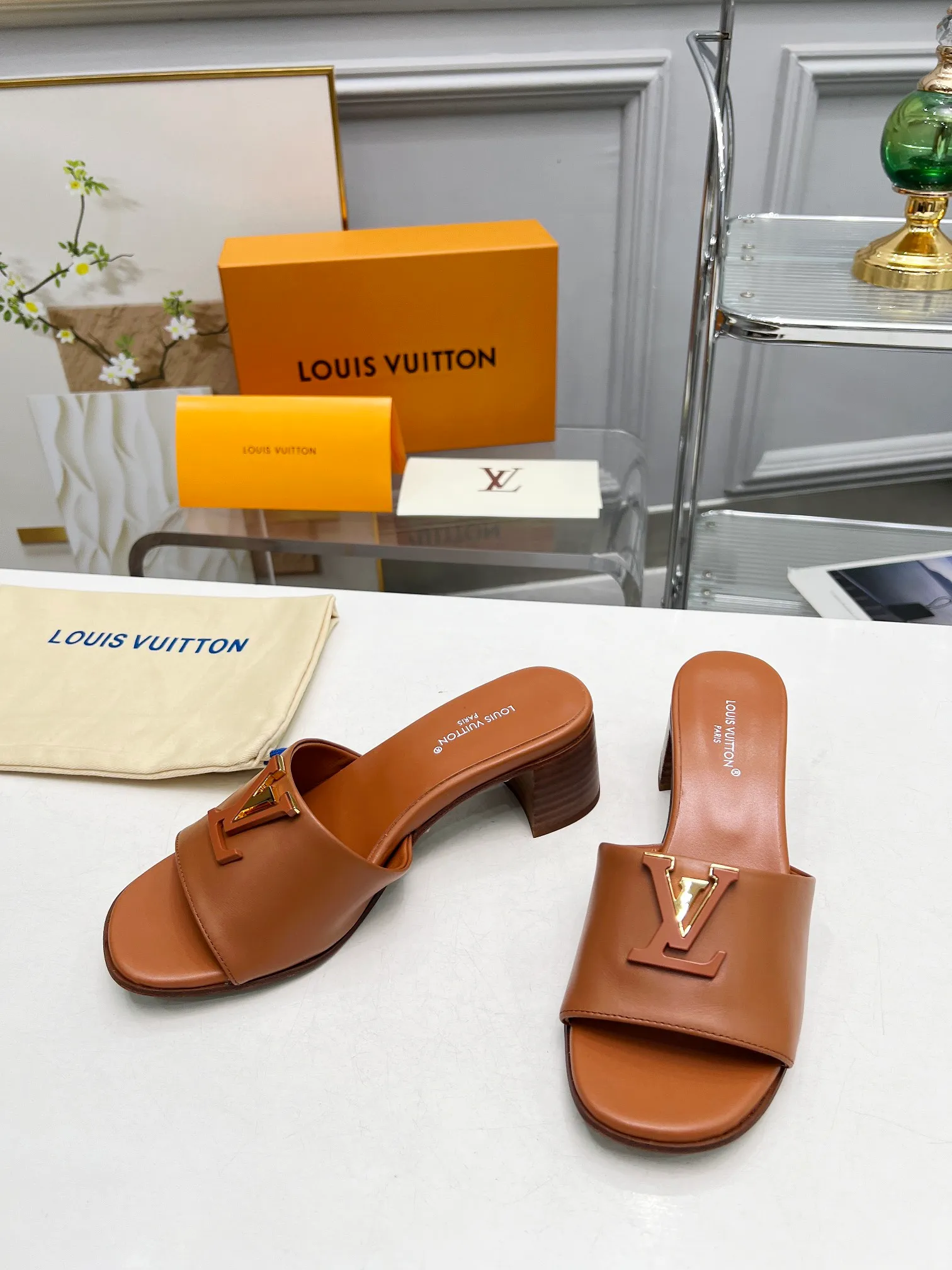 👟👟Ex-factory price 460👟👟Louis Vuitton/Louis Vuitton women's new sandals LV SUNSET COMFORT flat sandals are made of exquisite cowhide and sheepskin lining, the uppers show handicrafts, and are matched with genuine leather soles*@wearing experience. LV logo hardware buckle on upper, size 35-42